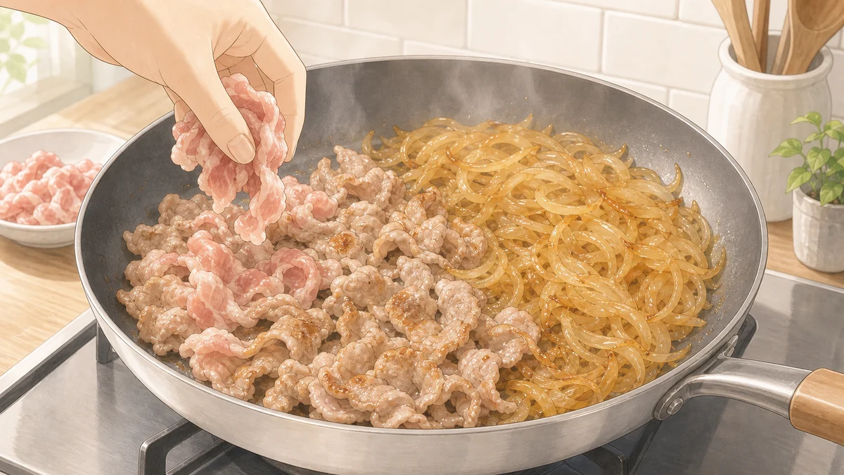 豚こまと飴色玉ねぎを炒めてカレーの旨味を作る工程