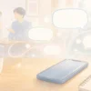 空白の吹き出しとスマートフォンで言葉の読み取りを表した落ち着いたアニメ風画像