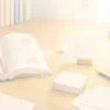 読むだけの勉強から思い出す練習へ切り替える学習机を表したアニメ風画像