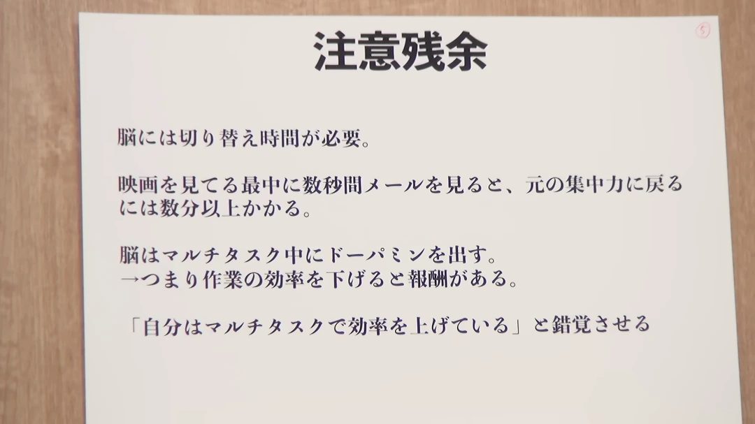 なぜSNSはここまで人をハマらせるのか 人間は昔から、自分の話と人の噂ばかりしてきた それは「生き残るため」に重要だったから だから「自分がどう思われているか」が最重要情報だった SNSは「承認欲求」ではなく、生存本能を刺激している 炎上や悪評の拡散も、本能に近い動きで起きている